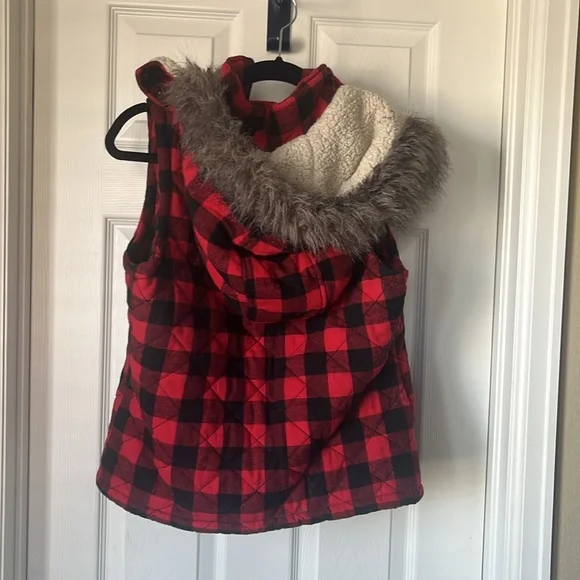 Red plaid vest - Picture 8 of 9